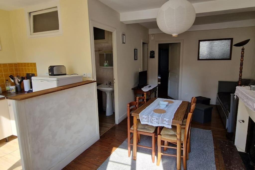 Appartement Dans Maison De Ville - 4 Personnes Oloron-Sainte-Marie Bagian luar foto